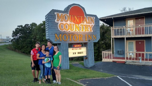 Mountain Country Motor Inn image 3